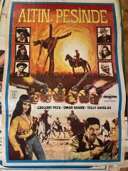 ALTIN PEŞİNDE FİLMİNİN AFİŞİ OYNAYANLAR: GREGORY PECK, OMARSHARIF, TELLY SAVALAS YÖNETMEN: J. LEE THOMPSON