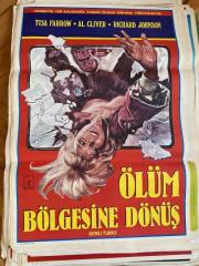 ÖLÜM BÖLGESİNE DÖNÜŞ FİLMİNİN AFİŞİ OYNAYANLAR: TISA FARROW, AL CLIVER, RICHARD JOHNSON YÖNETMEN: LUCIO FULCI