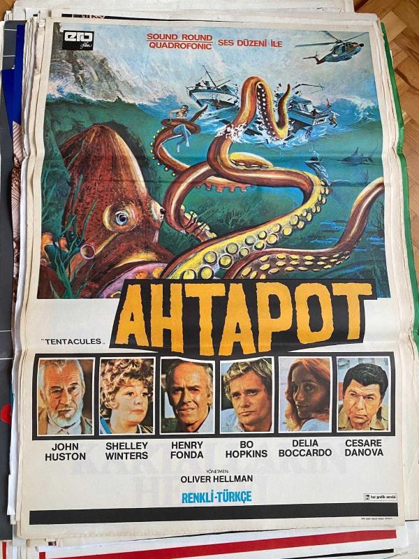 AHTAPOT FİLMİNİN AFİŞİ OYNAYANLAR: JOHN HUSTON, SHELLEY WINTERS, HENRY FONDA, BO HOPKINS YÖNETMEN: OLIVER HELLMAN