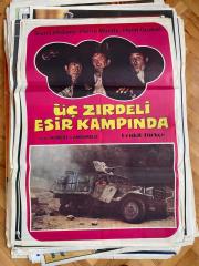 ÜÇ ZIRDELİ ESİR KAMPINDA FİLMİNİN AFİŞİ OYNAYANLAR: JEAN LEFEBVRE, PIERRE MONDY, HENRI GUYBET YÖNETMEN: ROBERT LAMOUREUX