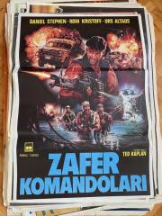 ZAFER KOMANDOLARI FİLMİNİN AFİŞİ OYNAYANLAR: DANIEL STEPHEN, ROM KRISTOFF, URS ALTAUS YÖNETMEN: TED KAPLAN