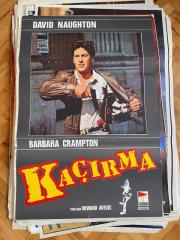 KAÇIRMA FİLMİNİN AFİŞİ OYNAYANLAR: DAVID NAUGHTON, BARBARA CRAMPTON YÖNETMEN: HOWARD AVEDIS