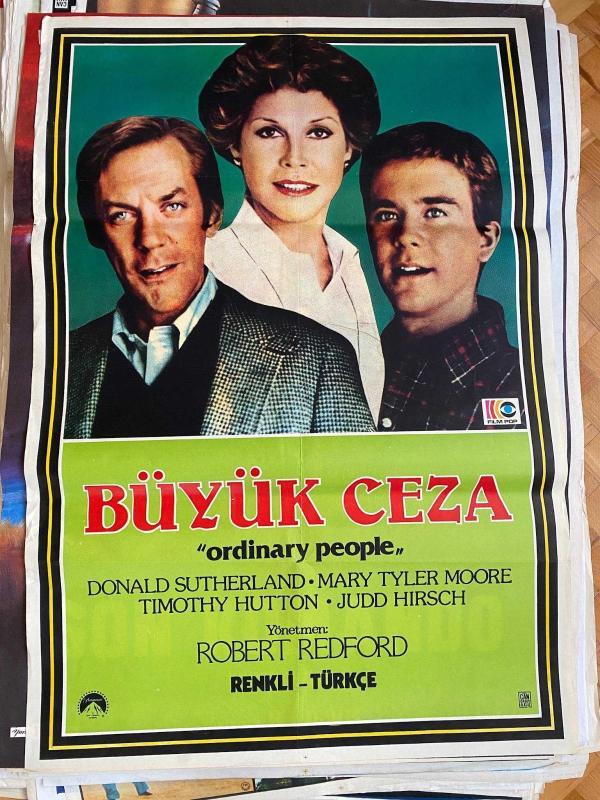 BÜYÜK CEZA FİLMİNİN AFİŞİ OYNAYANLAR: DONALD SUTHERLAND, MARY TYLER MOORE, TIMOTHY HUTTON, JUDO HIRSCH YÖNETMEN: ROBERT REDFORD