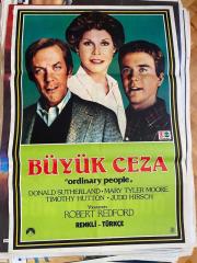 BÜYÜK CEZA FİLMİNİN AFİŞİ OYNAYANLAR: DONALD SUTHERLAND, MARY TYLER MOORE, TIMOTHY HUTTON, JUDO HIRSCH YÖNETMEN: ROBERT REDFORD