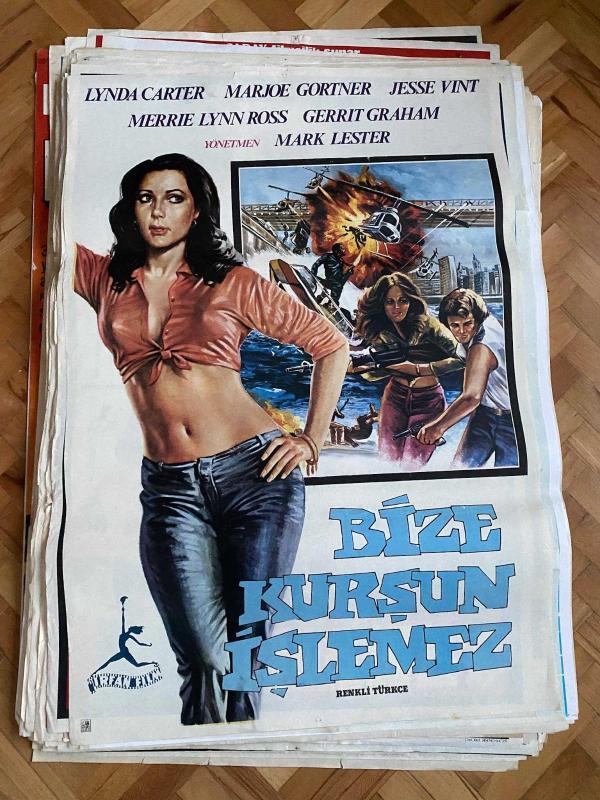 BİZE KURŞUN İŞLEMEZ FİLM AFİŞİ | Lynda Carter