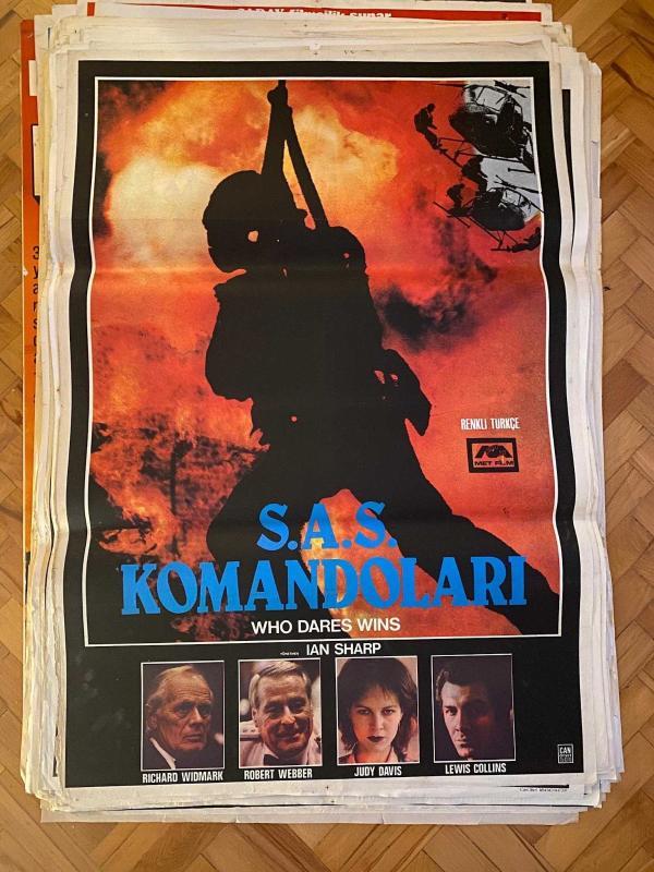 S.A.S. KOMANDOLARI FİLMİNİN AFİŞİ OYNAYANLAR: RICHARD WIDMARK, ROBERT WEBBER, JUDY DAVIS, LEWIS COLLINS YÖNETMEN: IAN SHARP
