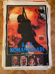 S.A.S. KOMANDOLARI FİLMİNİN AFİŞİ OYNAYANLAR: RICHARD WIDMARK, ROBERT WEBBER, JUDY DAVIS, LEWIS COLLINS YÖNETMEN: IAN SHARP