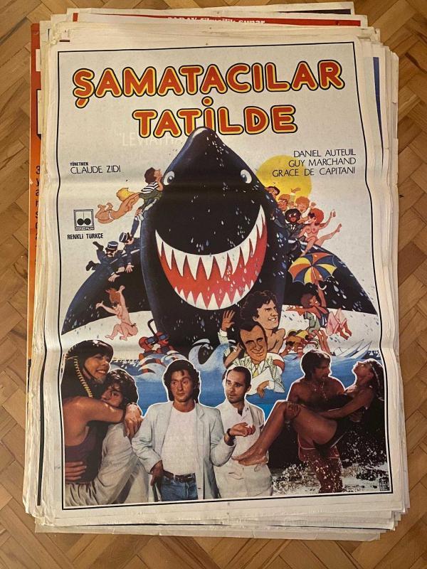 ŞAMATACILAR TATİLDE FİLMİNİN AFİŞİ OYNAYANLAR: DANIEL AUTEUIL, GUY MARCHAND, GRACE DE CAPITANI YÖNETMEN: CLAUDE ZIDI