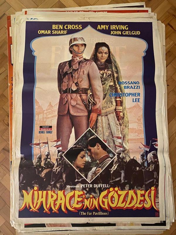 MİHRACE'NİN GÖZDESİ FİLMİNİN AFİŞİ OYNAYANLAR: BEN CROSS, OMAR SHARIF, AMY IRVING, JOHN GIELGUD
