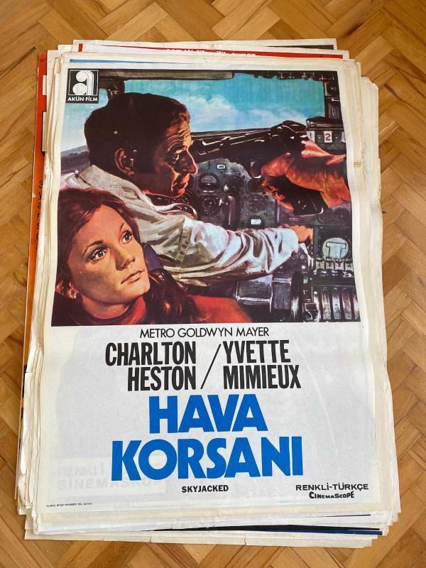 HAVA KORSANI FİLMİNİN AFİŞİ OYNAYANLAR: CHARLTON HESTON, YVETTE MIMIEUX
