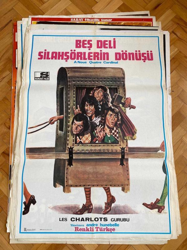 BEŞ DELİ SİLAHŞÖRLERİN DÖNÜŞÜ FİLMİNİN AFİŞİ OYNAYANLAR: LES CHARLOTS GRUBU YÖNETMEN: ANDRE HUNEBELLE