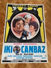 İKİ CANBAZ FİLMİNİN AFİŞİ OYNAYANLAR: CÜNEYT ARKIN, MERİH ERGÜRBÜZ, EROL TAŞ