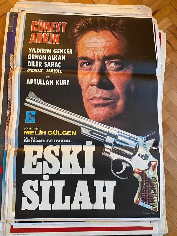 ESKİ SİLAH FİLMİNİN AFİŞİ OYNAYANLAR: CÜNEYT ARKIN, YILDIRIM GENCER, ORHAN ALKAN