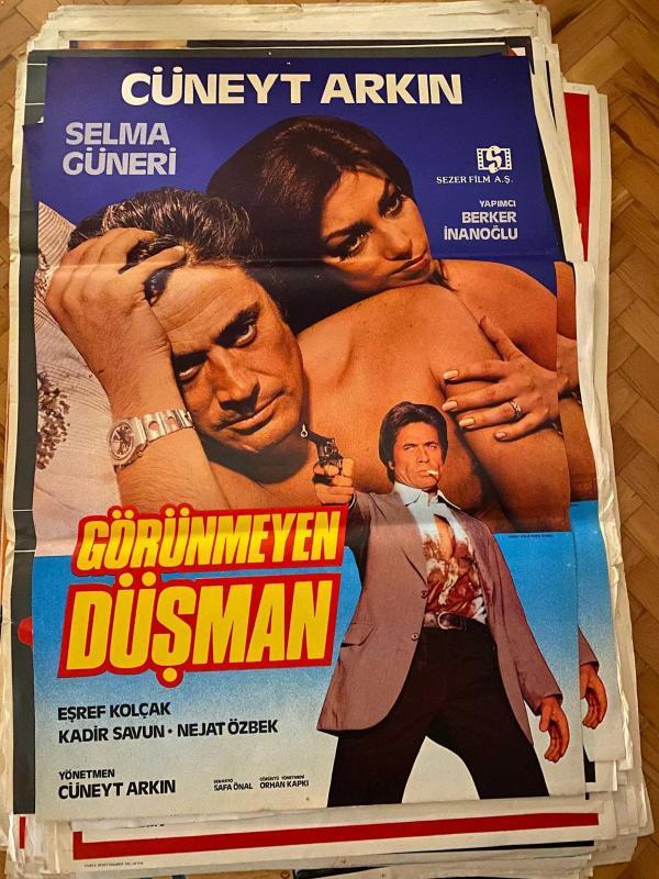 GÖRÜNMEYEN DÜŞMAN FİLMİNİN AFİŞİ OYNAYANLAR: CÜNEYT ARKIN, SELMA GÜNERİ, EŞREF KOLÇAK, KADİR SAVUN