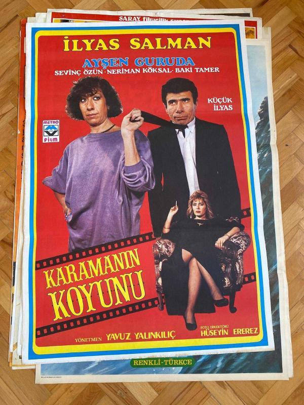 KARAMANIN KOYUNU FİLMİNİN AFİŞİ OYNAYANLAR: İLYAS SALMAN, AYŞEN GRUDA, SEVİNÇ ÖZÜN, NERİMAN KÖKSAL