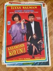 KARAMANIN KOYUNU FİLMİNİN AFİŞİ OYNAYANLAR: İLYAS SALMAN, AYŞEN GRUDA, SEVİNÇ ÖZÜN, NERİMAN KÖKSAL