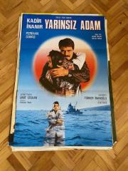YARINSIZ ADAM FİLMİNİN AFİŞİ OYNAYANLAR: KADİR İNANIR, PERİHAN SAVAŞ
