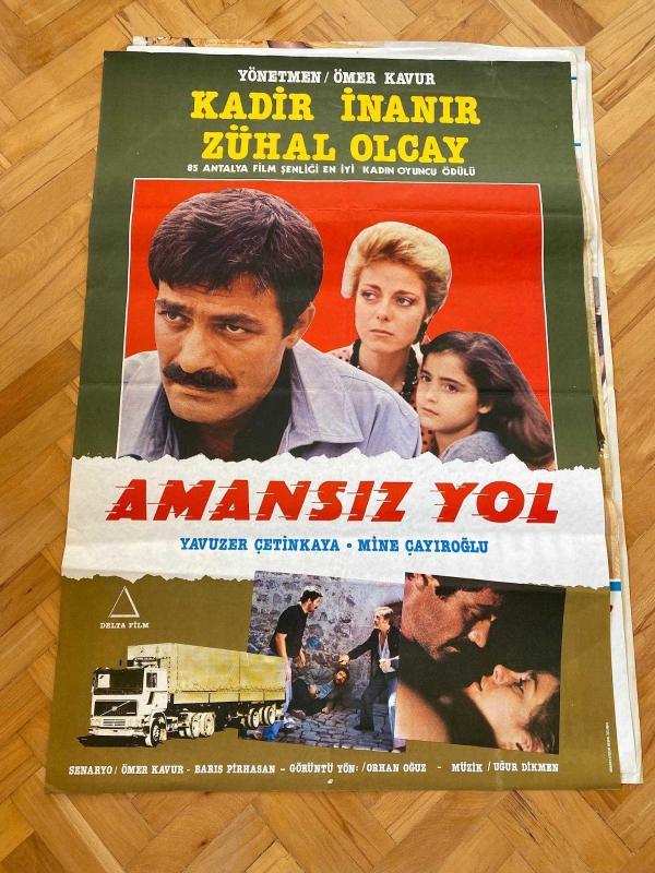 AMANSIZ YOL FİLMİNİN AFİŞİ OYNAYANLAR: KADİR İNANIR, ZÜHAL OLCAY, YAVUZER ÇETİNKAYA YÖNETMEN: ÖMER KAVUR