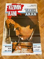 KIZIMIN KANI FİLMİNİN AFİŞİ OYNAYANLAR: TARIK AKAN, NESLİHAN ACAR, MİNE BAYSAN YÖNETMEN: HALİT REFİĞ