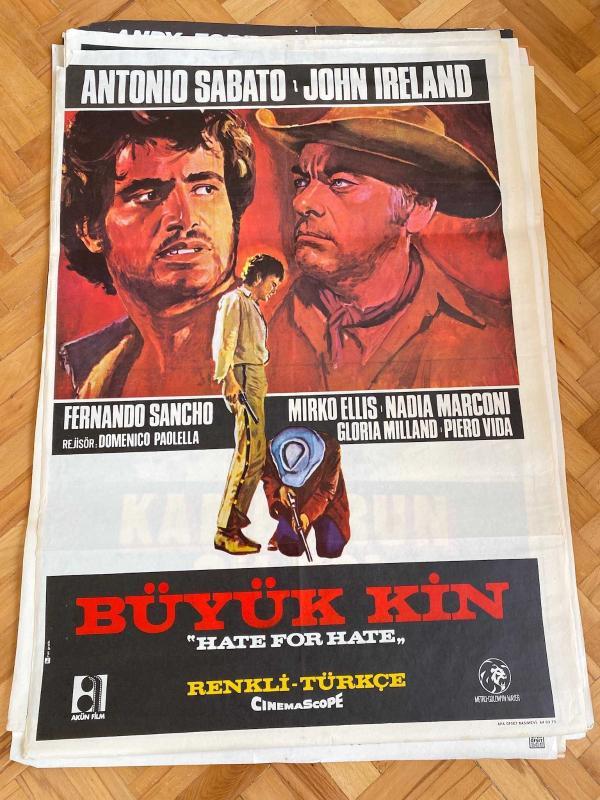 BÜYÜK KİN FİLMİNİN AFİŞİ OYNAYANLAR: ANTNIO SABATO, JOHN IRELAND, FERNANDO SANCHO, MIRKO ELLIS, NADIA MARCONI YÖNETMEN: DOMENICO PAOLELLA