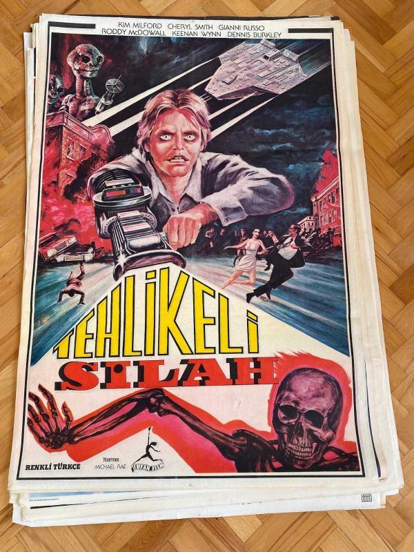 TEHLİKELİ SİLAH FİLMİNİN AFİŞİ OYNAYANLAR: KIM MILFORD, CHERYL SMITH, GIANNI RUSSO, RODY McDOWALL, KEENAN WYNN YÖNETMEN: MICHAEL RAE