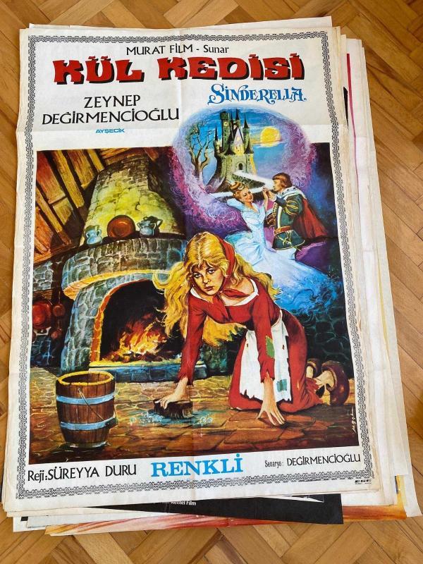 AYŞECİK KÜL KEDİSİ SİNDERELLA FİLMİNİN AFİŞİ OYNAYANLAR: ZEYNEP DEĞİRMENCİOĞLU