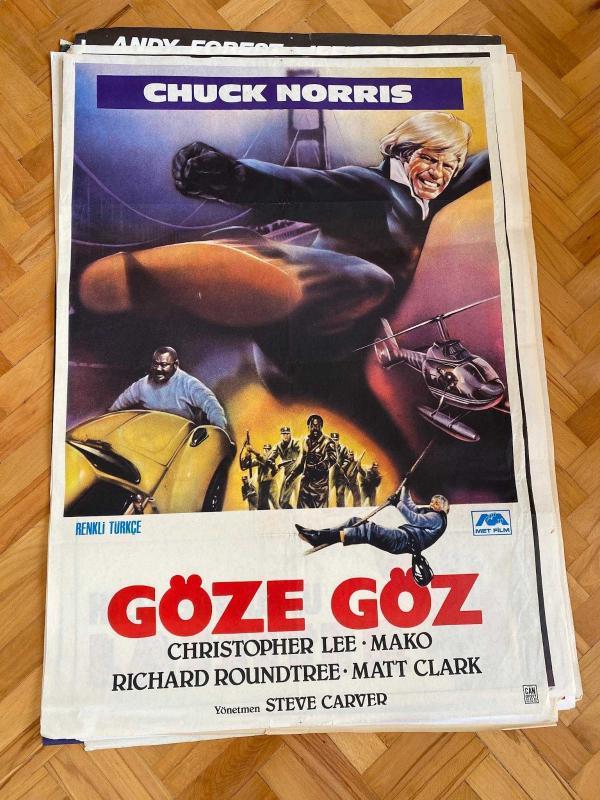 GÖZE GÖZ FİLMİNİN AFİŞİ OYNAYANLAR: CHUCK NORRIS, CHRISTOPHER LEE, MAKO, RICHARD ROUNDTREE, MATT CLARK YÖNETMEN: STEVE CARVER