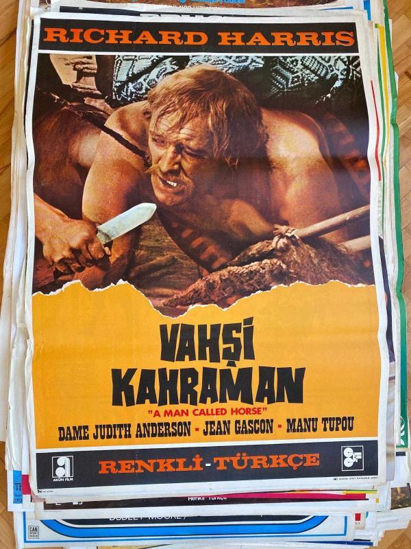 VAHŞİ KAHRAMAN - A MAN CALLED HORSE FİLMİNİN AFİŞİ OYNAYANLAR: RICHARD HARRIS, SANDY HOWARD, DAME JUDITH ANDERSON, JEAN GASCON