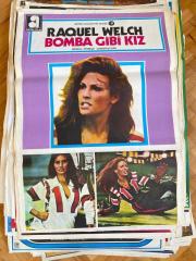 BOMBA GİBİ KIZ FİLMİNİN AFİŞİ OYNAYANLAR: RAQUEL WELCH YÖNETMEN: JERROLD FREEDMAN