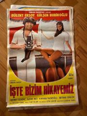 İŞTE BİZİM HİKAYEMİZ FİLMİNİN AFİŞİ OYNAYANLAR: BÜLENT ERSOY, GÜLŞEN BUBİKOĞLU