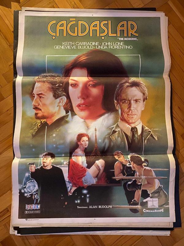 ÇAĞDAŞLAR FİLMİNİN AFİŞİ OYNAYANLAR: KEITH CARRADINE, JOHN LONE, GENEVIEVE BUJOLD, LINDA FIORENTINO YÖNETMEN: ALAN RUDOLPH