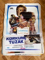 KORKUNÇ TUZAK FİLMİNİN AFİŞİ OYNAYANLAR: ALBERT FINNEY, MARTIN SHEEN, SUSANNAH YORK, ROBERT MORLEY YÖNETMEN: JOHN QUESTED