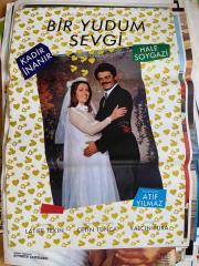 BİR YUDUM SEVGİ FİLMİNİN AFİŞİ - KADİR İNANIR, HALE SOYGAZİ - BOL ÖDÜLLÜ BİR ATIF YILMAZ FİLMİDİR - (ÖZEL RULO KUTUDA GÖNDERİM)