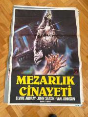 MEZARLIK CİNAYETİ FİLMİNİN AFİŞİ OYNAYANLAR: ELVIRE AUDRAY, JOHN SAXON, VAN JOHNSON