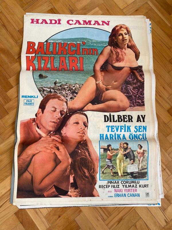 BALIKÇININ KIZLARI FİLMİNİN AFİŞİ OYNAYANLAR: HADİ ÇAMAN, DİLBER AY, TEVFİK ŞEN, HARİKA ÖNCÜ