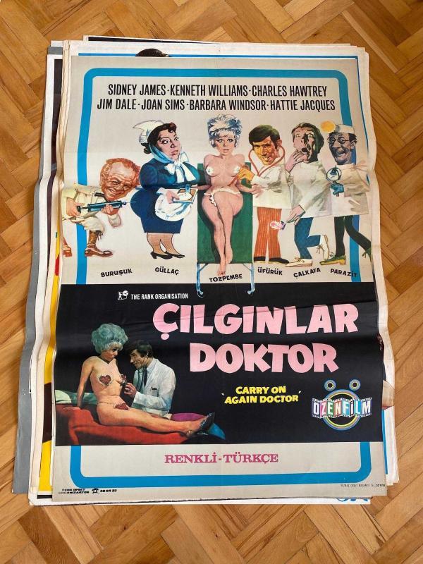 ÇILGINLAR DOKTOR FİLMİNİN AFİŞİ - Sidney James, Kenneth Williams, Barbara Windsor