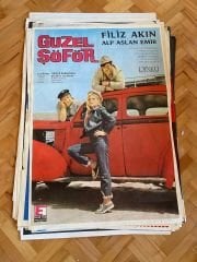 GÜZEL ŞÖFÖR FİLMİNİN AFİŞİ OYNAYANLAR: FİLİZ AKIN, ALP ASLAN EMİR, NECDET TOSUN GÜZEL ŞÖFÖR FİLMİNİN AFİŞİ OYNAYANLAR: FİLİZ AKIN, ALP ASLAN EMİR, NECDET TOSUN