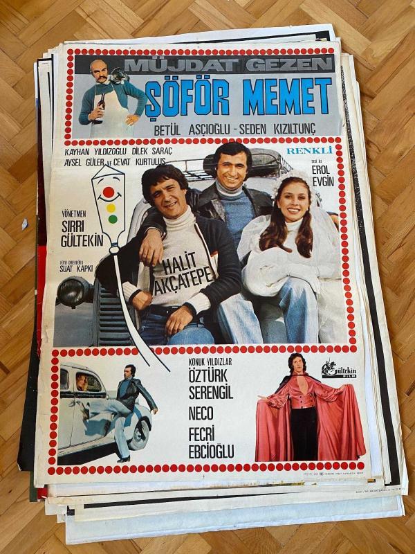 ŞÖFÖR MEMET FİLMİNİN AFİŞİ OYNAYANLAR: MÜJDAT GEZEN, BETÜL ASÇIOĞLU, SEDEN KIZILTUNÇ, ÖZTÜRK SERENGİL