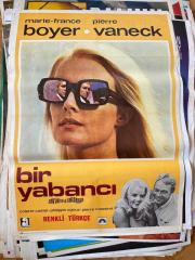 BİR YABANCI FİLMİNİN AFİŞİ OYNAYANLAR: MARIE-FRANCE BOYER, PIERRE VANECK, COLETTE CASTEL, PHILIPPE OGOUZ, PIERRE MASSIMI YÖNETMEN: SERGIO GOBBI