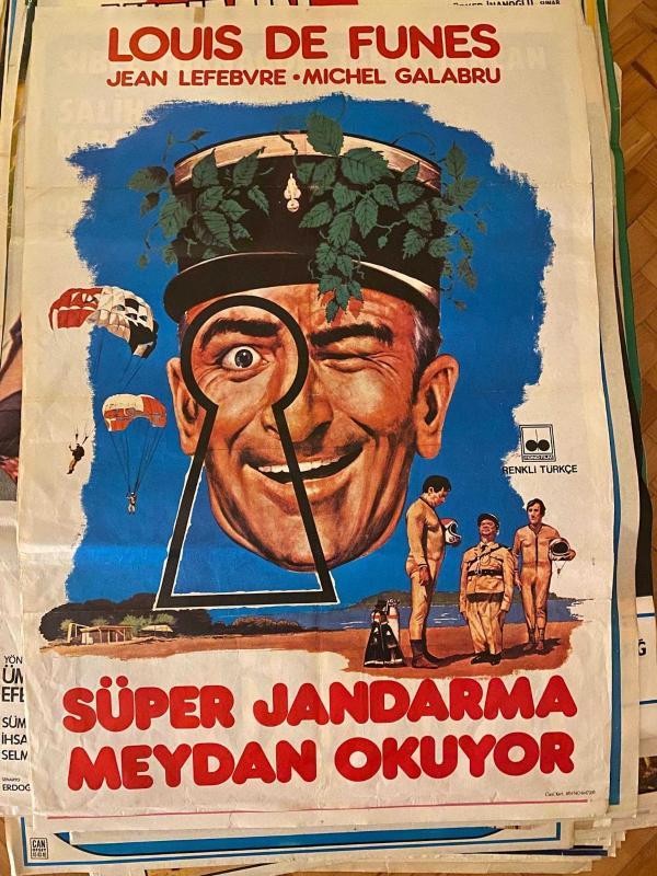 SÜPER JANDARMA MEYDAN OKUYOR FİLMİNİN AFİŞİ OYNAYANLAR: LOUIS DE FUNES, JEAN LEFEBVRE, MICHEL GALABRU | Özel Taş Baskı Arka Mavi Basım