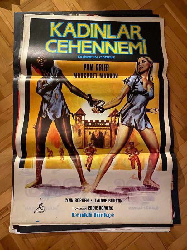 KADINLAR CEHENNEMİ FİLMİNİN AFİŞİ OYNAYANLAR: PAM GRIER, MARGARET MARKOV, LYNN BORDEN, LAURIE BURTON YÖNETMEN: EDDIE ROMERO
