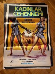 KADINLAR CEHENNEMİ FİLMİNİN AFİŞİ OYNAYANLAR: PAM GRIER, MARGARET MARKOV, LYNN BORDEN, LAURIE BURTON YÖNETMEN: EDDIE ROMERO