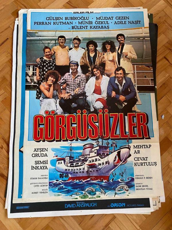 GÖRGÜSÜZLER FİLMİNİN AFİŞİ  OYNAYANLAR: GÜLŞEN BUBİKOĞLU, MÜJDAT GEZEN, PERRAN KUTMAN, MÜNİR ÖZKUL, ADİLE NAŞİT  YÖNETMEN: OSMAN F. SEDEN