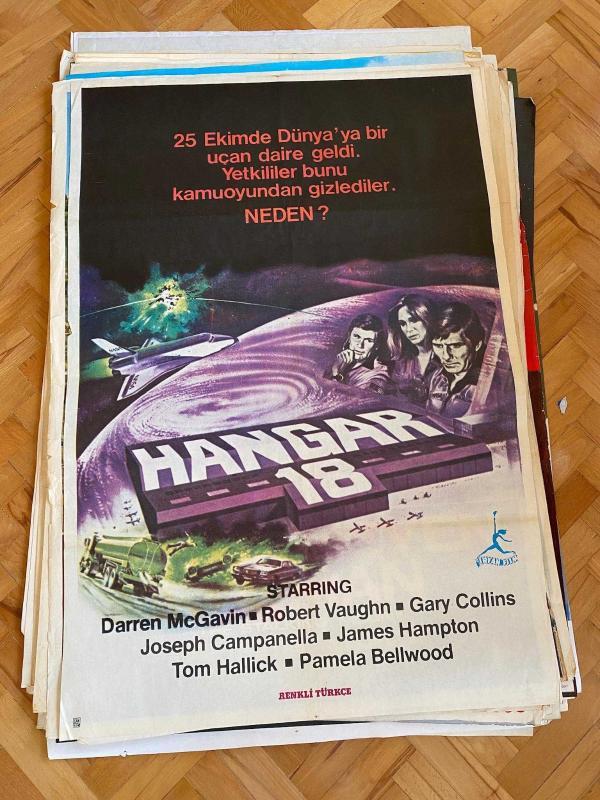 HANGAR 18 FİLMİNİN AFİŞİ OYNAYANLAR: DARREN McGAVIN, ROBERT VAUGHN, GARY COLLINS YÖNETMEN: JAMES L. CONWAY