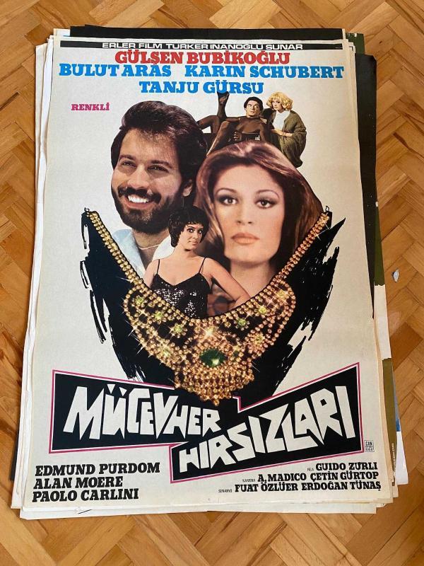 MÜCEVHER HIRSIZLARI FİLMİNİN AFİŞİ OYNAYANLAR: GÜLŞEN BUBİKOĞLU, BULUT ARAS, KARIN SCHUBERT, TANJU GÜRSU