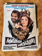 MÜCEVHER HIRSIZLARI FİLMİNİN AFİŞİ OYNAYANLAR: GÜLŞEN BUBİKOĞLU, BULUT ARAS, KARIN SCHUBERT, TANJU GÜRSU