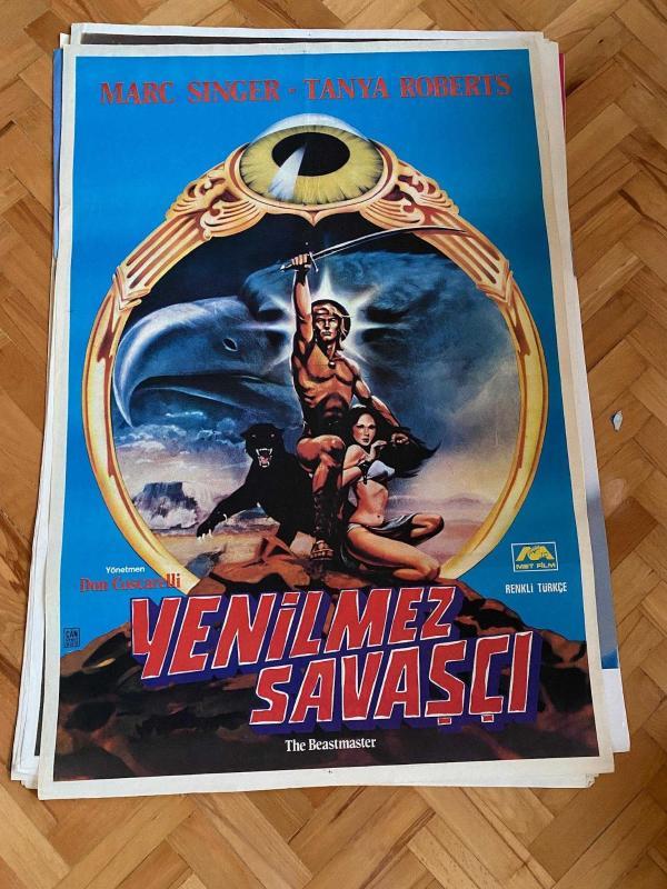 YENİLMEZ SAVAŞÇI FİLMİNİN AFİŞİ OYNAYANLAR: MARC SINGER, TANYA ROBERTS YÖNETMEN: DON COSCARELLI