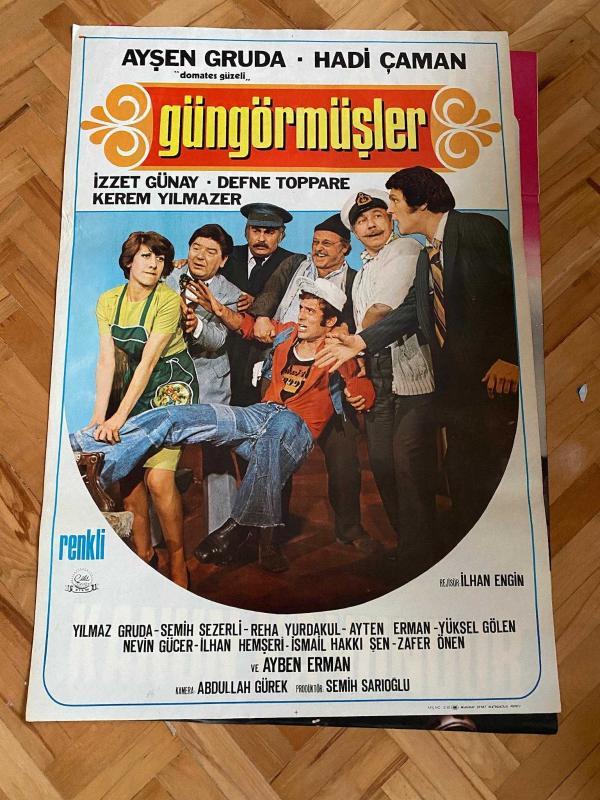 GÜNGÖRMÜŞLER FİLMİNİN AFİŞİ OYNAYANLAR: AYŞEN GRUDA, HADİ ÇAMAN, İZZET GÜNAY, DEFNE TOPPARE