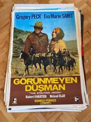 GÖRÜNMEYEN DÜŞMAN FİLMİNİN AFİŞİ OYNAYANLAR: GREGORY PECK, EVA MARIE SAINT, ROBERT FORSTER YÖNETMEN: ROBERT MULLIGAN