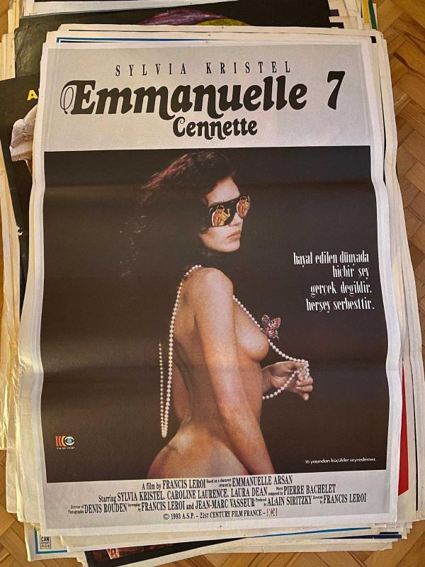 EMMANUELLE 7 - CENNETTE FİLMİNİN AFİŞİ OYNAYANLAR: SYLVIA KRISTEL, CAROLINE LAURENCE, LAURA DEAN